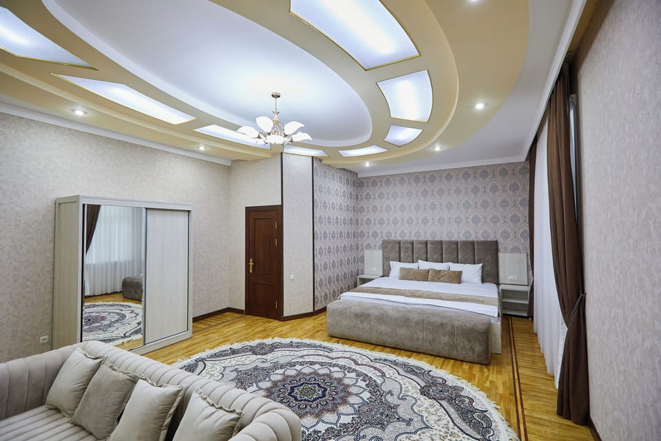 Luxury Suite | Desk, laptop workspace