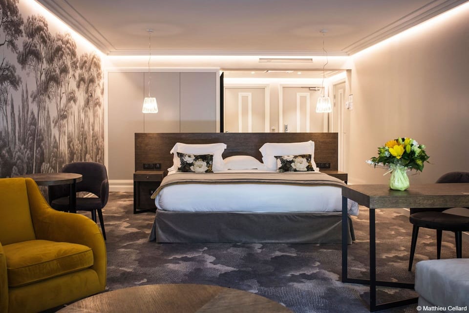 Junior Suite | Egyptian cotton sheets, premium bedding, pillowtop beds, minibar