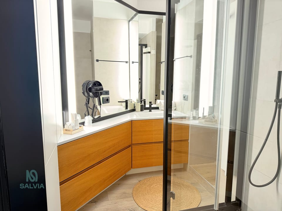 Classic Double Room | Bathroom | Hair dryer, towels, soap, shampoo