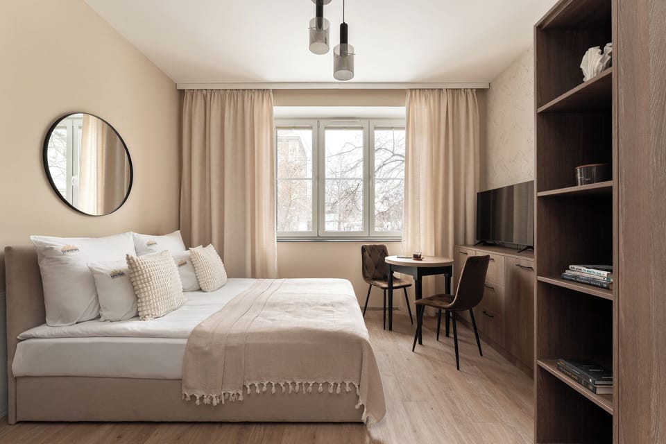 Deluxe Studio Suite, Air conditioning | Living area | Flat-screen TV