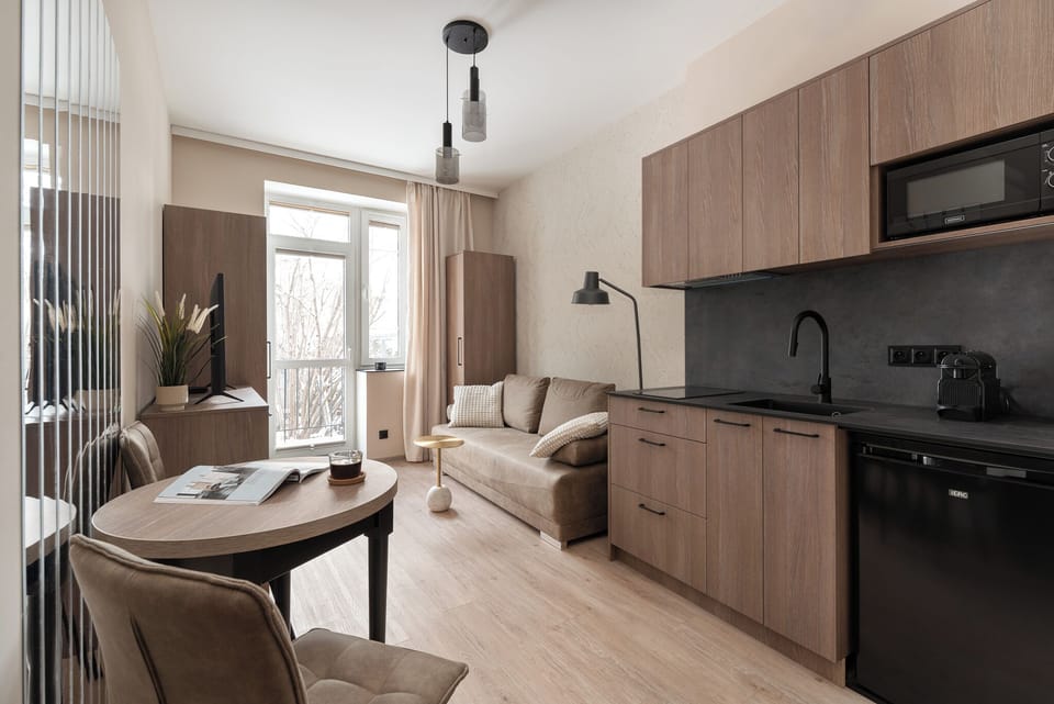 Deluxe Studio Suite, Balcony | Private kitchenette | Fridge, microwave, stovetop, coffee/tea maker