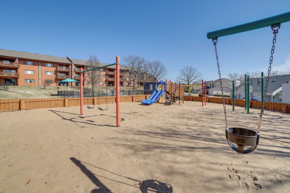 Golfers Oasis w/ Pools! 3 Mi to Table Rock Lake Apartment in Branson