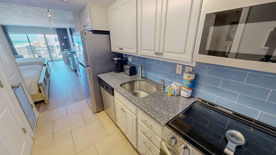 Studio | Private kitchen | Fridge, oven, coffee/tea maker, toaster