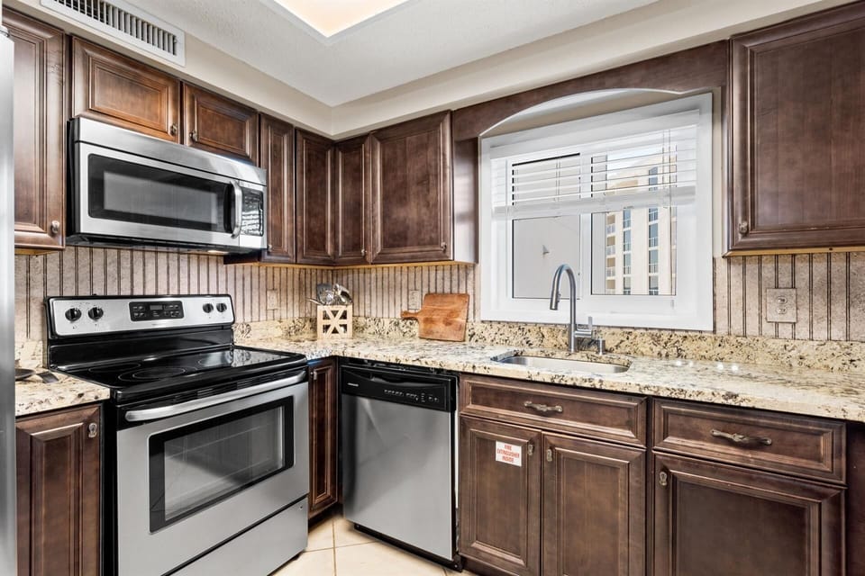 Condo, 3 Bedrooms | Private kitchen | Coffee/tea maker, fridge, oven, toaster