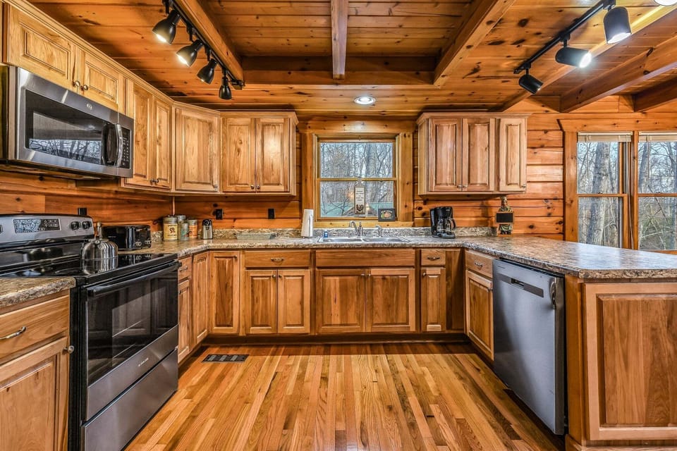 Cabin, 3 Bedrooms | Private kitchen | Fridge, oven, coffee/tea maker, toaster