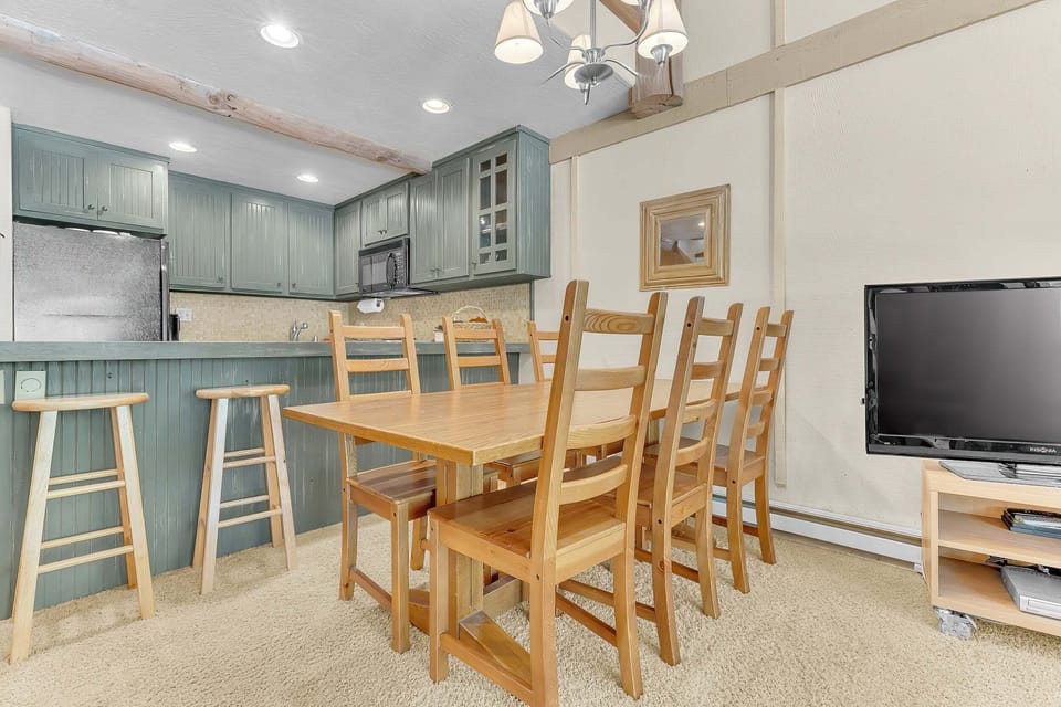 Condo, 2 Bedrooms | Dining