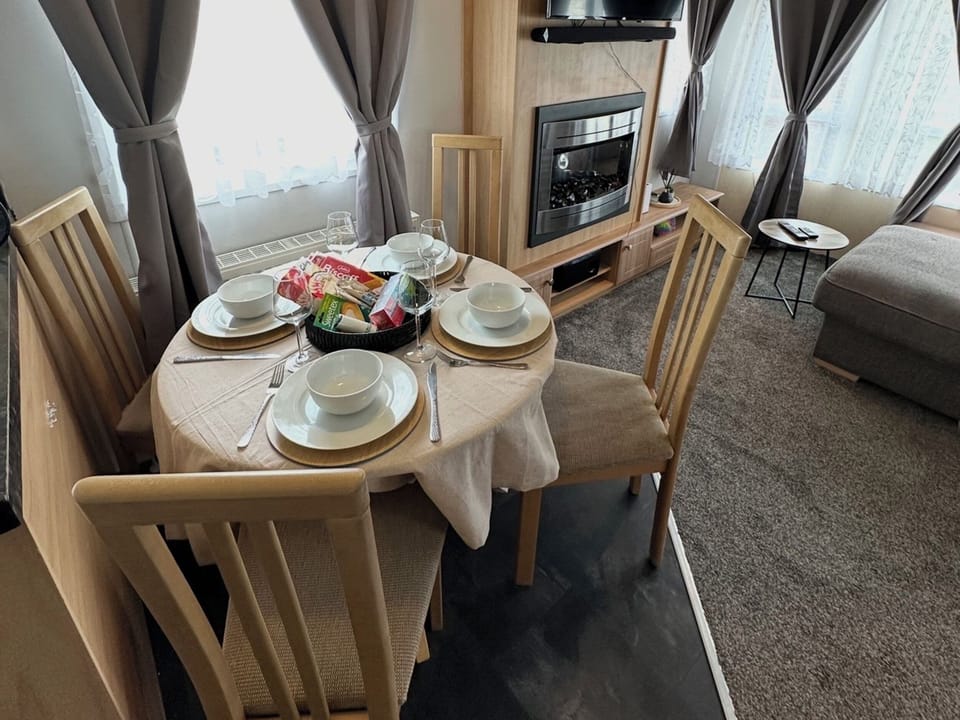 Cottage | Dining