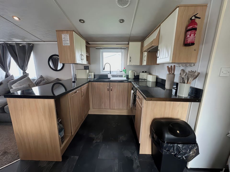 Cottage | Private kitchen | Dishwasher, cookware/dishes/utensils