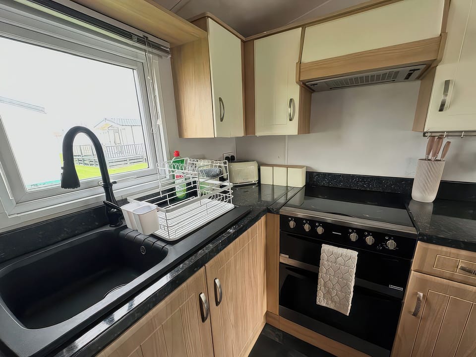 Cottage | Private kitchen | Dishwasher, cookware/dishes/utensils