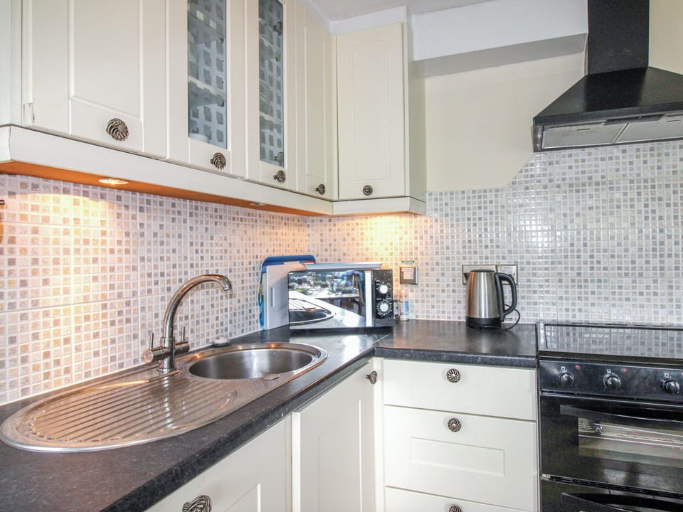 Cottage | Private kitchen | Dishwasher, cookware/dishes/utensils