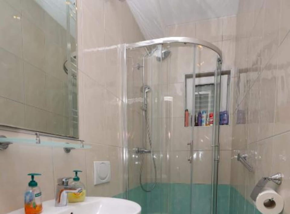 Shower, towels