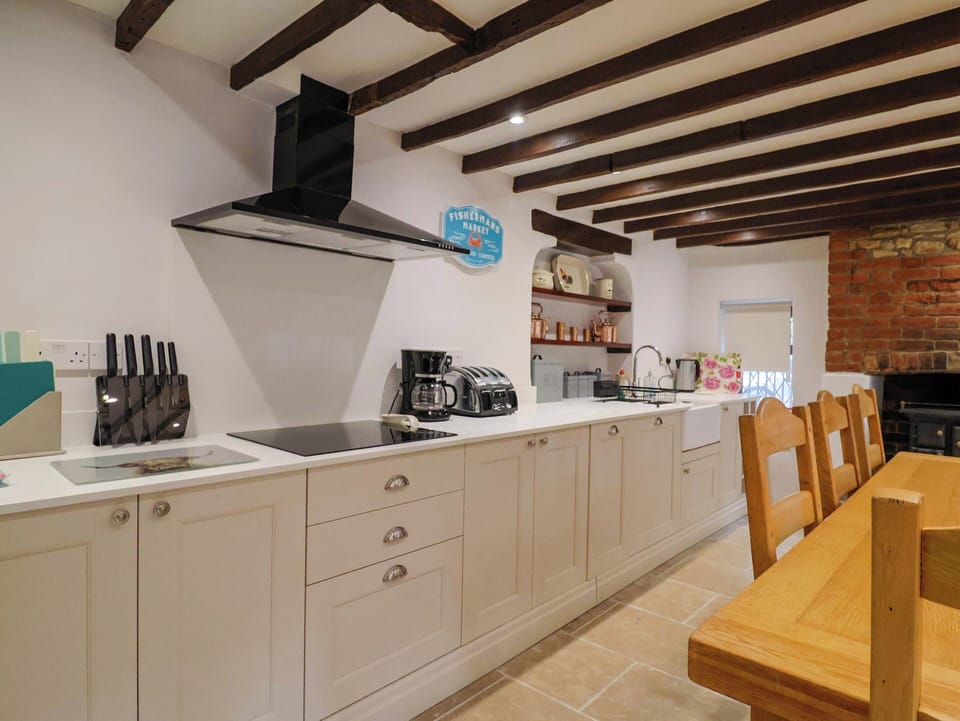 Cottage | Private kitchen | Fridge, microwave, dishwasher, toaster