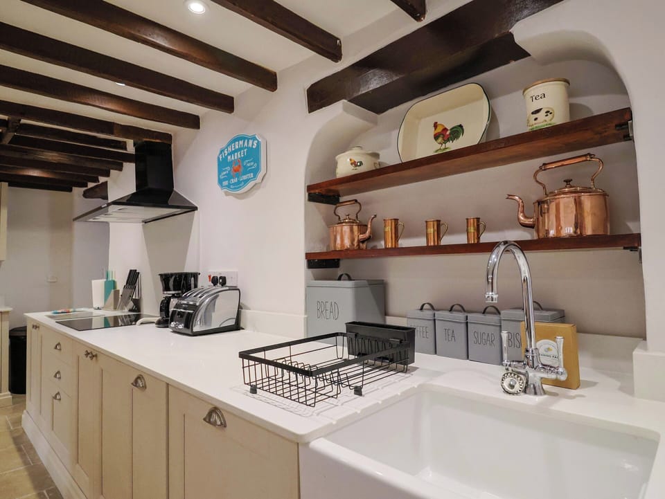 Cottage | Private kitchen | Fridge, microwave, dishwasher, toaster