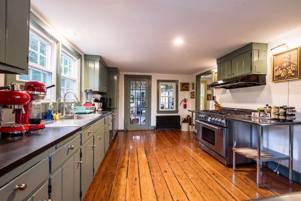 House | 4 bedrooms, desk, Internet