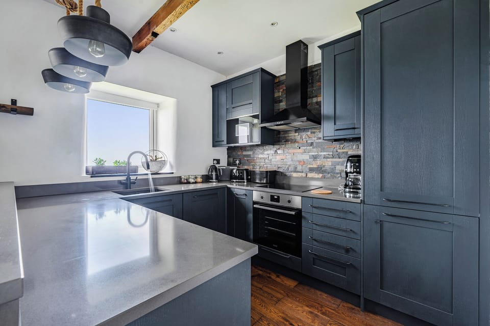 Cottage | Private kitchen | Dishwasher, cookware/dishes/utensils