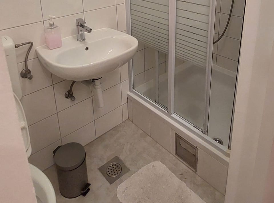 Studio (Studio Apartment with Terrace) | Bathroom | Shower, towels