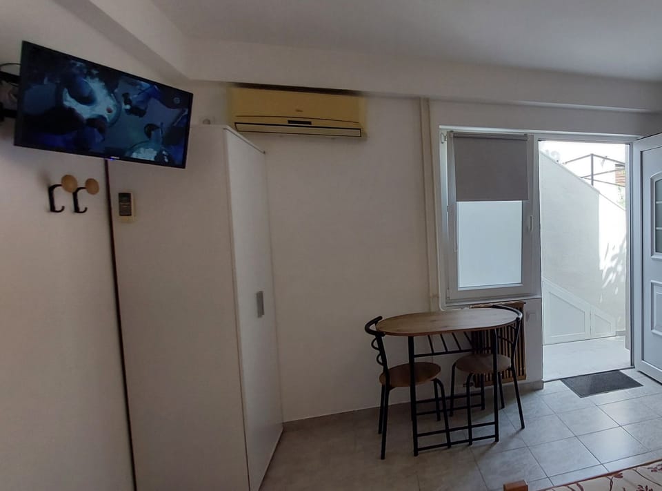 Studio (Studio Apartment with Terrace) | Dining room