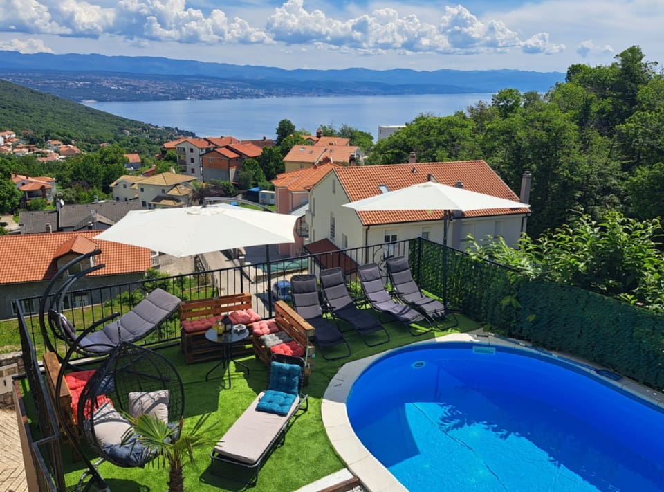 House (Five Bedroom Holiday Home With Pool) | Outdoor pool