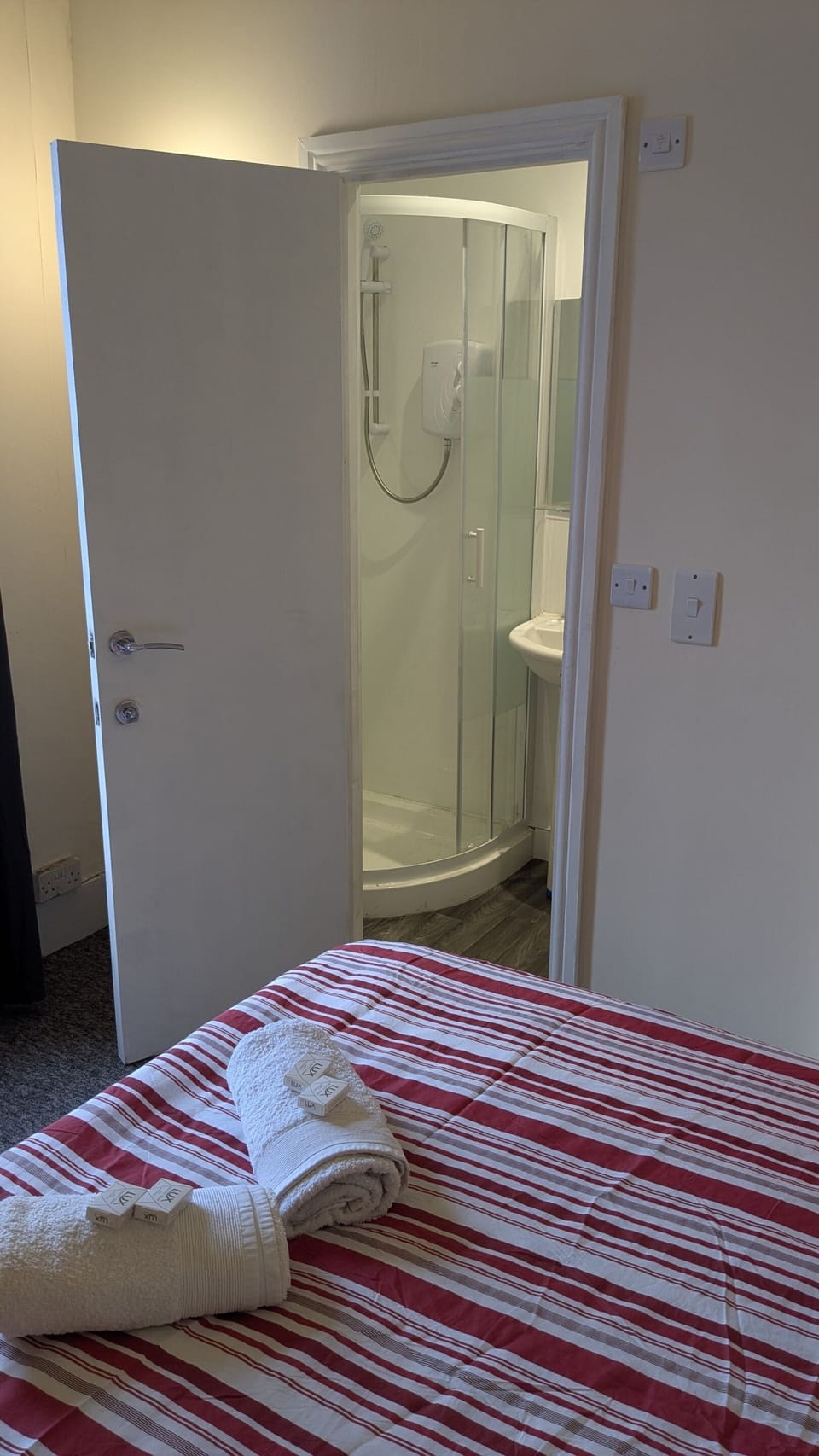 Double Room, Private Bathroom | Bathroom | Shower, towels, soap, shampoo
