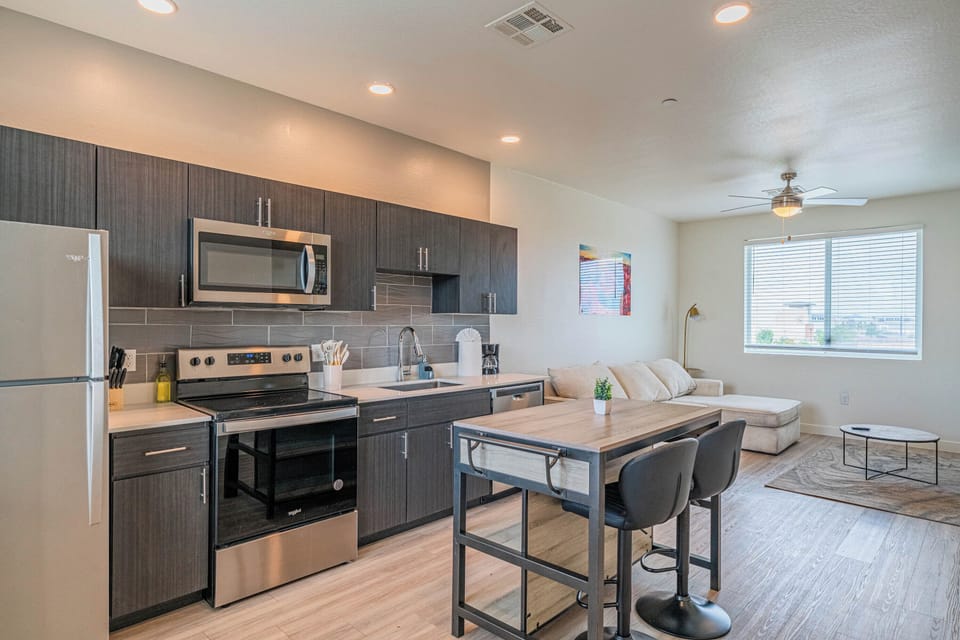 Single Room, 1 Queen Bed, Non Smoking | Living area