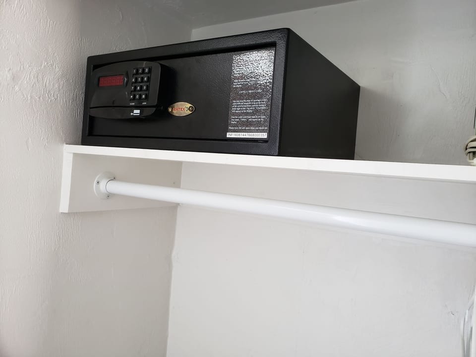 In-room safe, laptop workspace, iron/ironing board, free WiFi