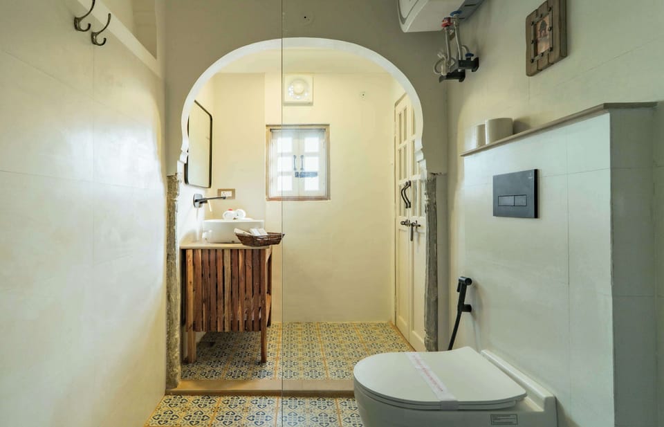 Grand Twin Room | Bathroom | Shower, free toiletries, towels, soap