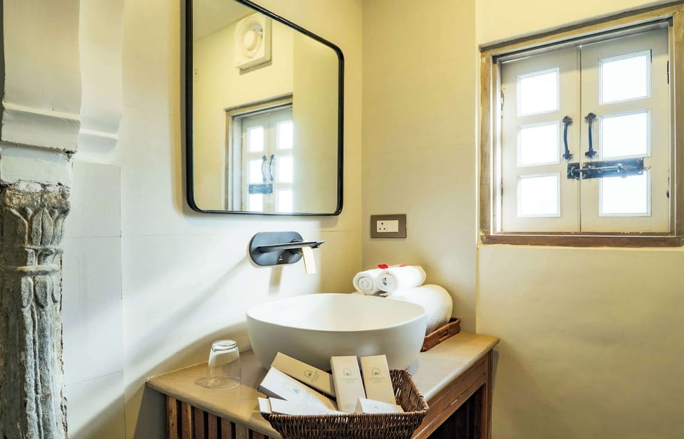 Grand Twin Room | Bathroom | Shower, free toiletries, towels, soap