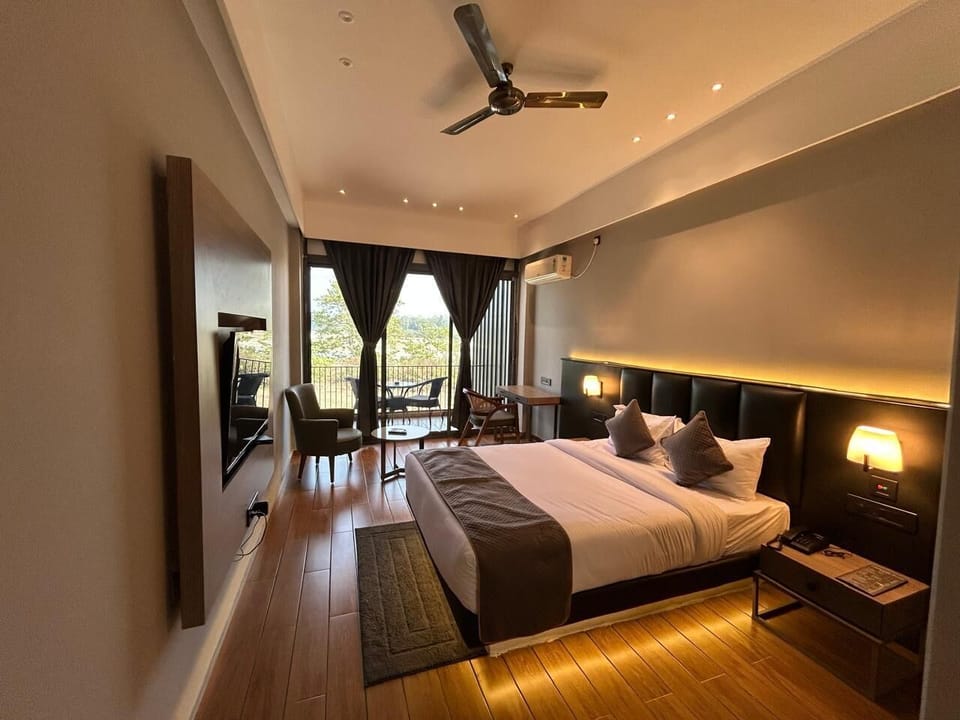 Deluxe Double Room, River View | Laptop workspace, WiFi (free)