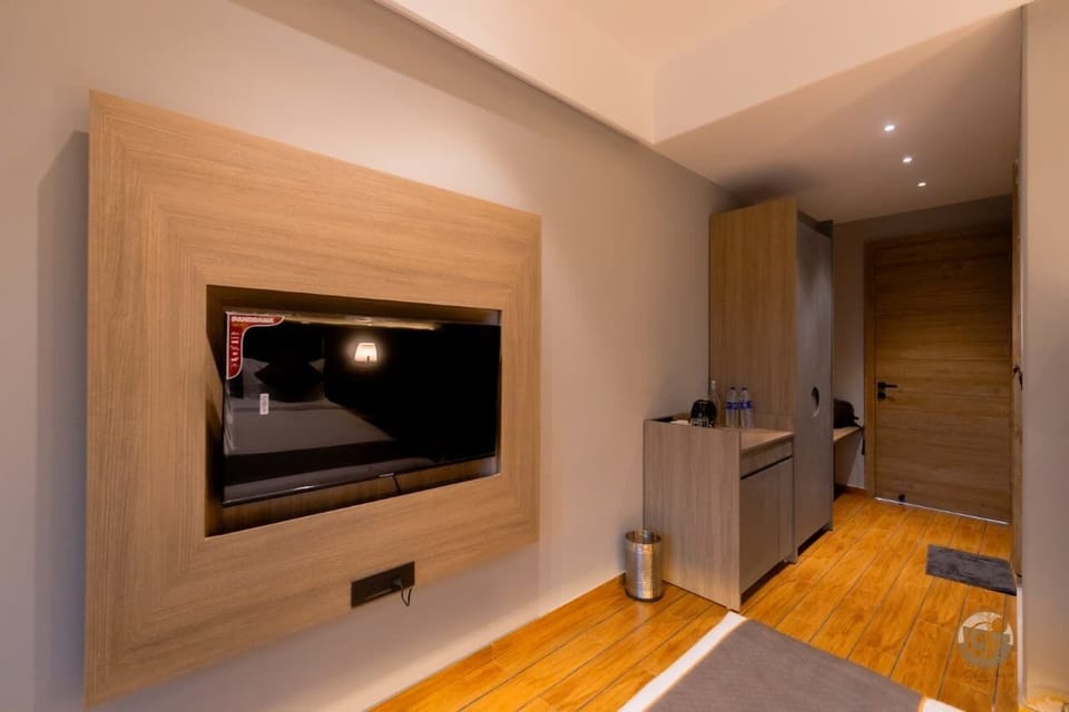 Deluxe Double Room, River View | Interior