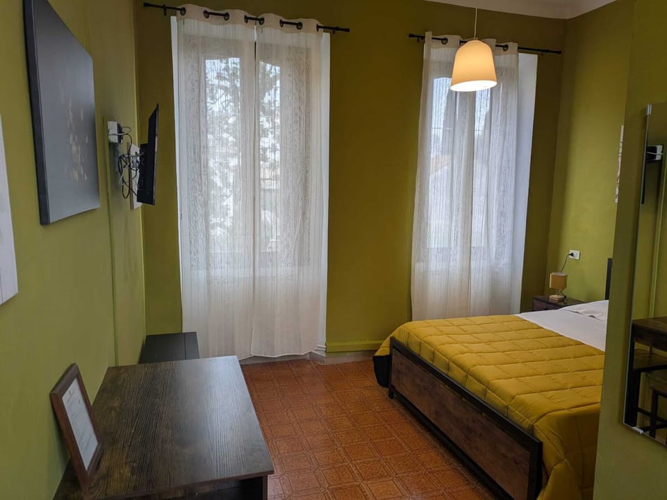 Basic Double or Twin Room | Desk