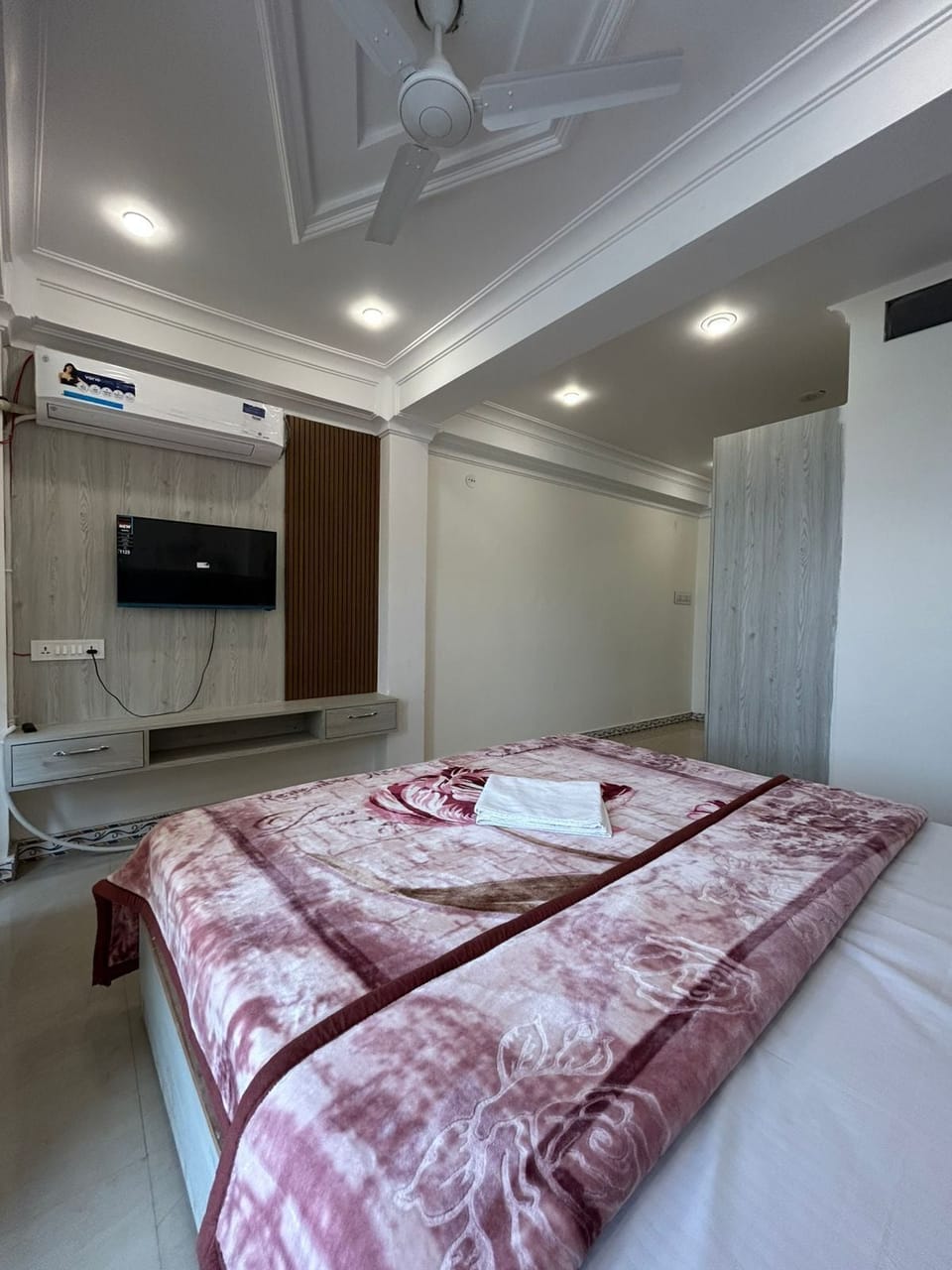 Deluxe Room, Lake View | Desk, laptop workspace, free WiFi
