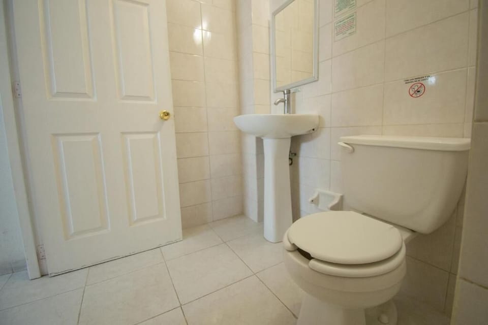 Standard Triple Room | Bathroom | Shower, free toiletries, hair dryer, towels