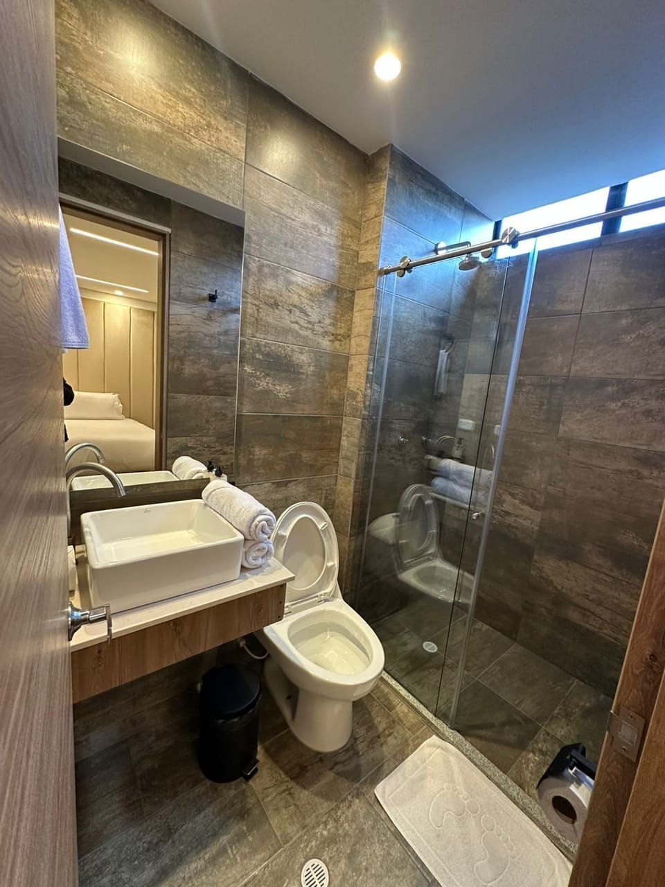 Comfort Duplex | Bathroom | Shower, towels, soap, shampoo