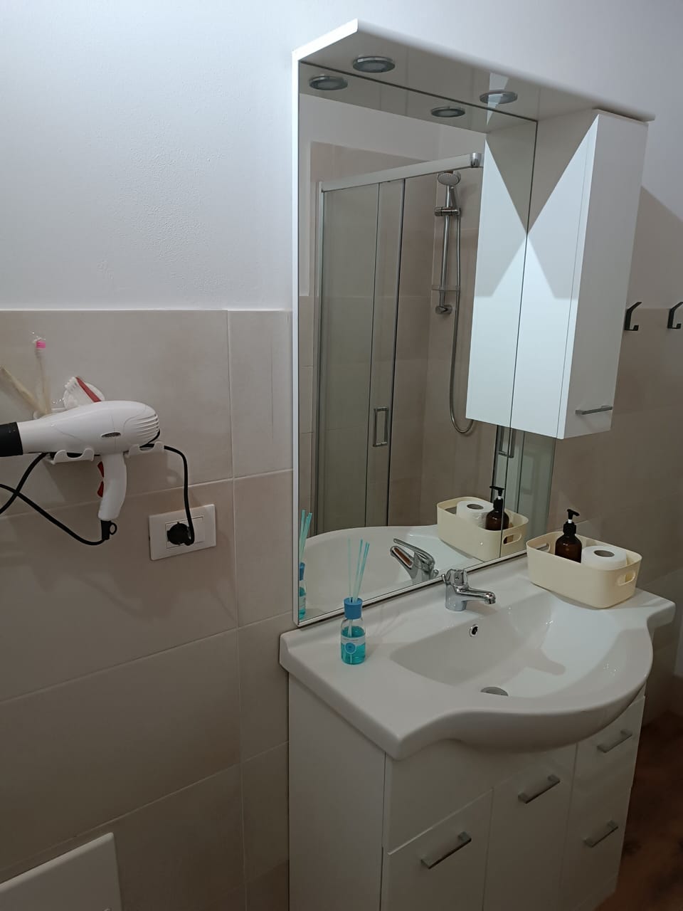 Double Room | Bathroom | Shower, hair dryer, bidet, towels