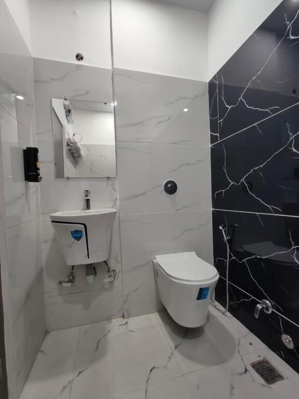 Deluxe Triple Room, City View | Bathroom | Shower, free toiletries, slippers, towels