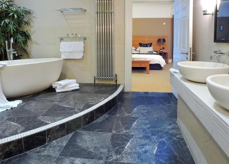 Junior Suite | Bathroom | Separate tub and shower, hair dryer, towels, soap