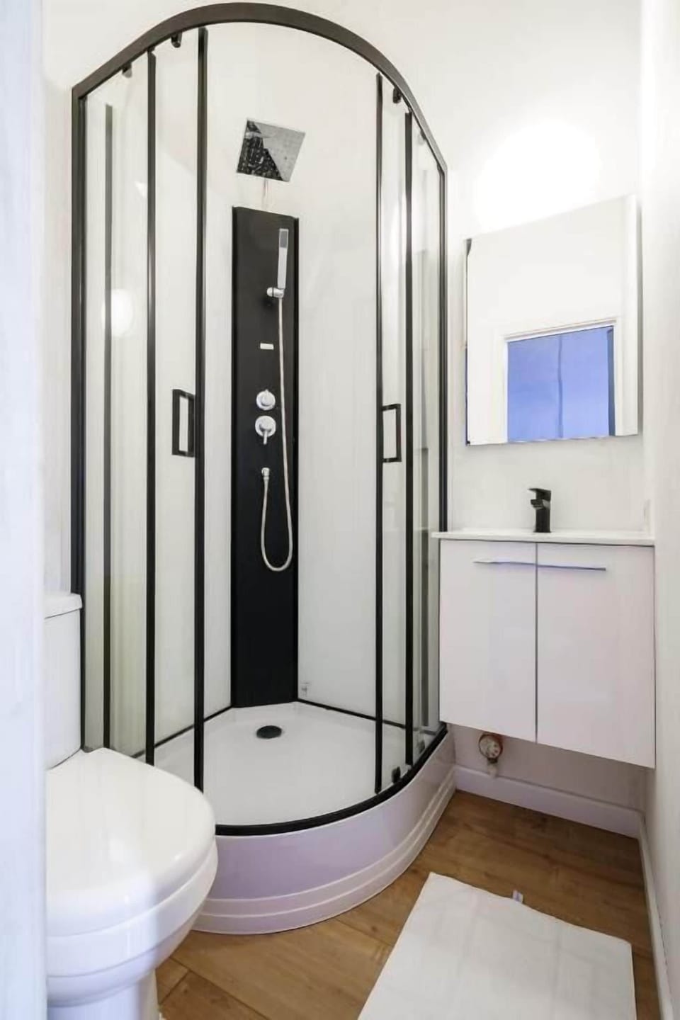 Deluxe Double Room, Canal View | Bathroom