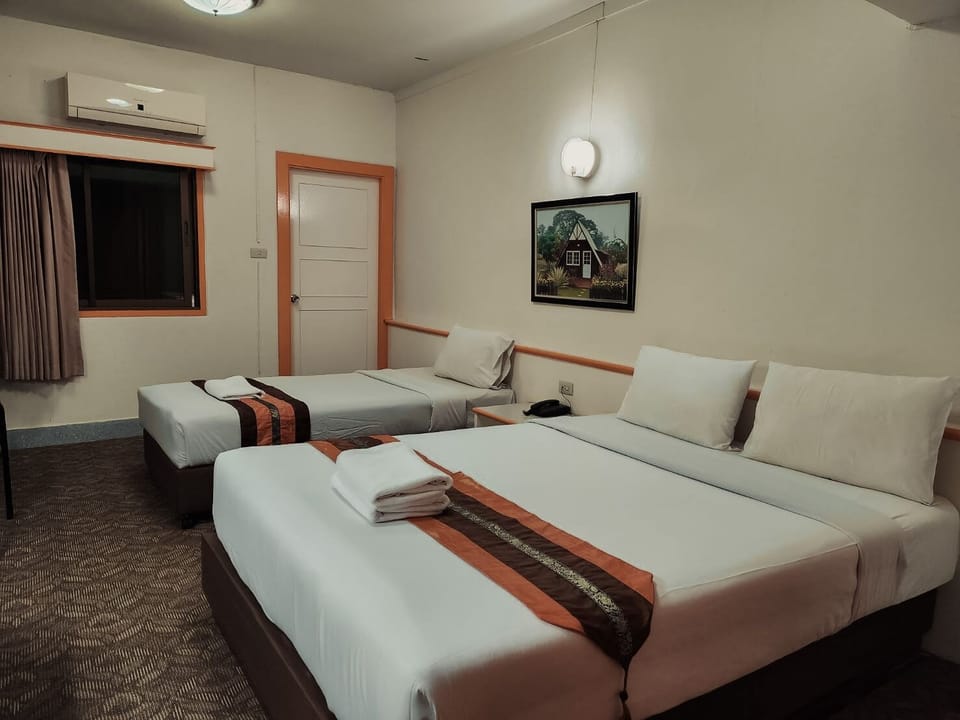 Triple Room | Desk, WiFi (free), bed sheets