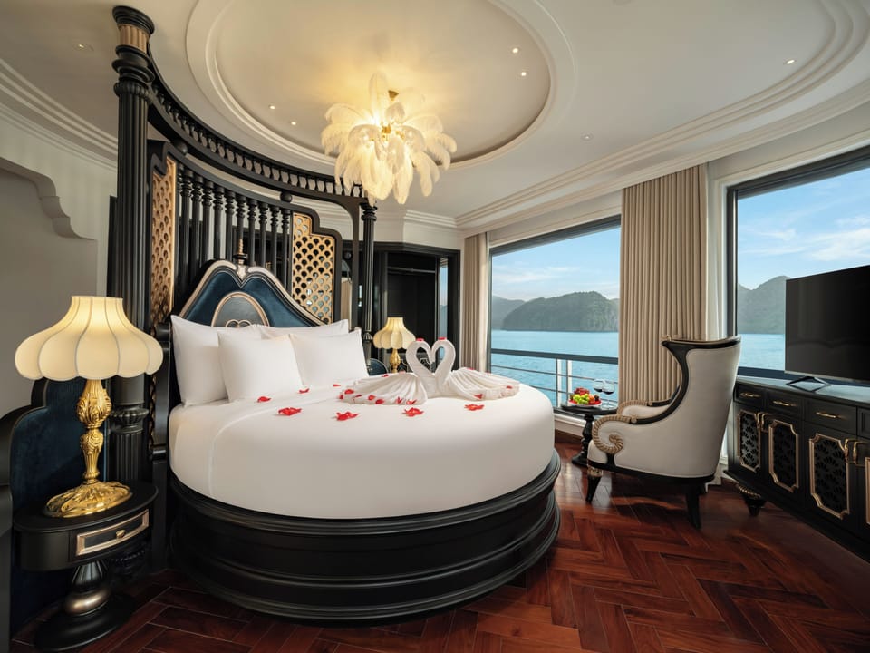 Honeymoon Suite, Balcony, Ocean View | Minibar, desk