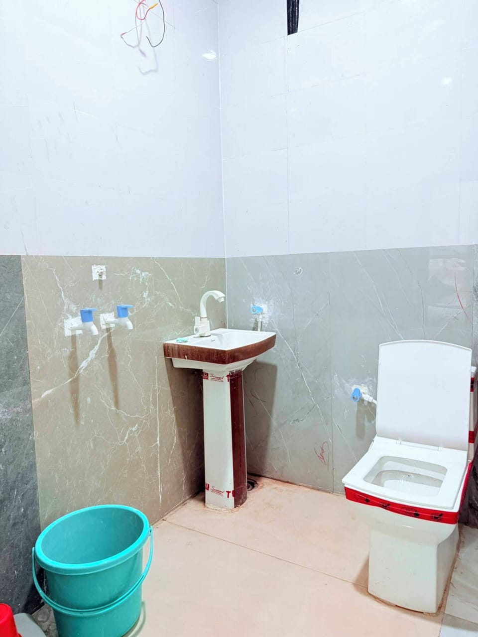 Deluxe Room | Bathroom | Shower, soap, shampoo