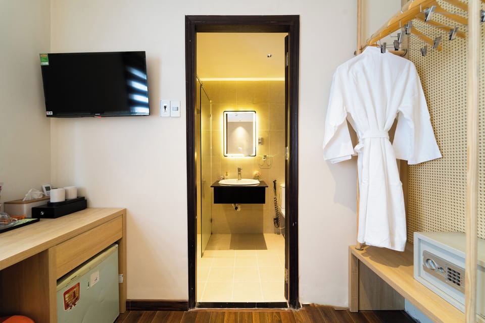 Superior Double Room | Bathroom | Shower, hair dryer, slippers, towels