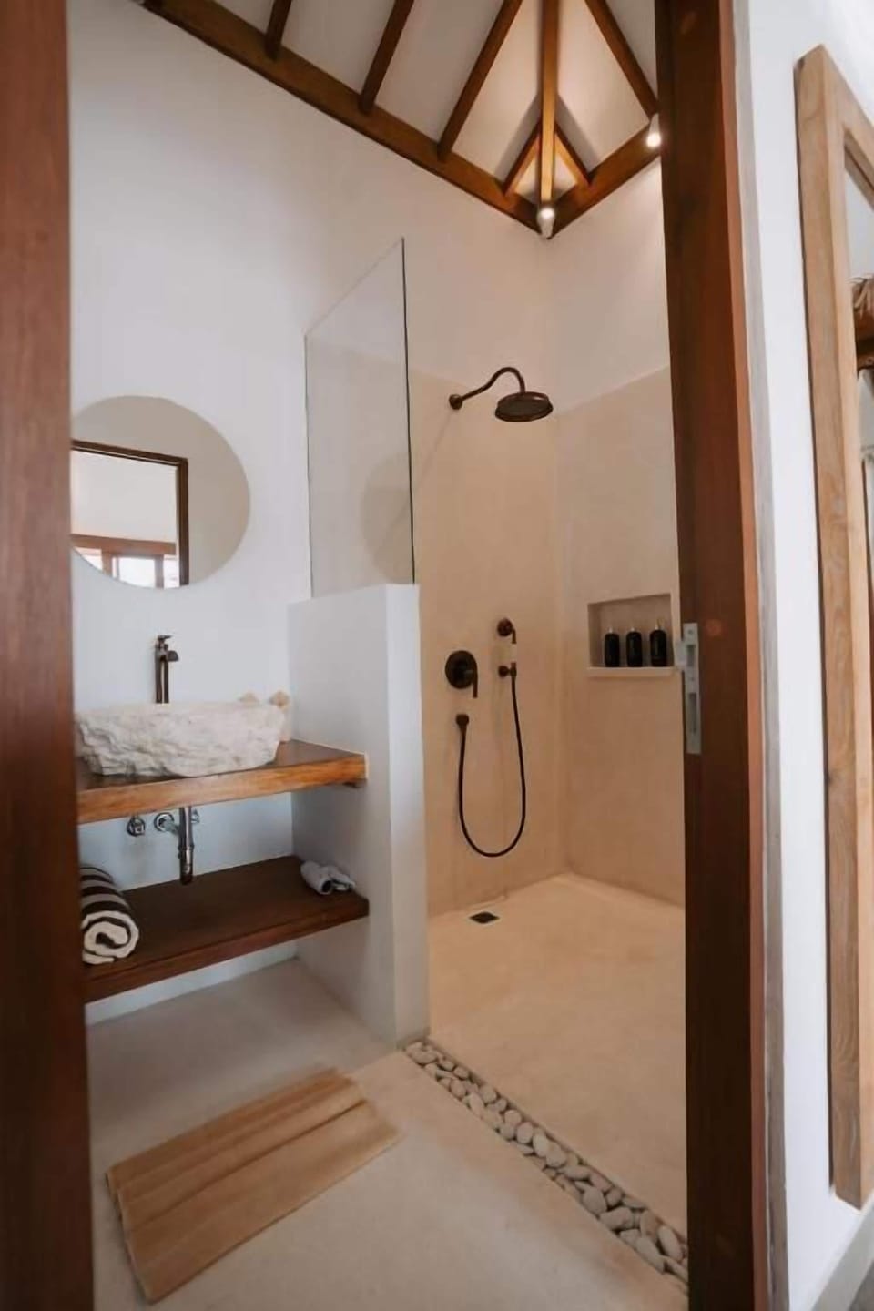 Deluxe Bungalow, Pool View | Bathroom | Shower, rainfall showerhead, towels