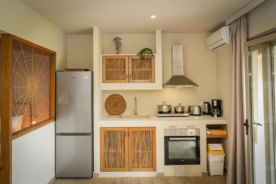 Family Suite, Sea View | Private kitchen