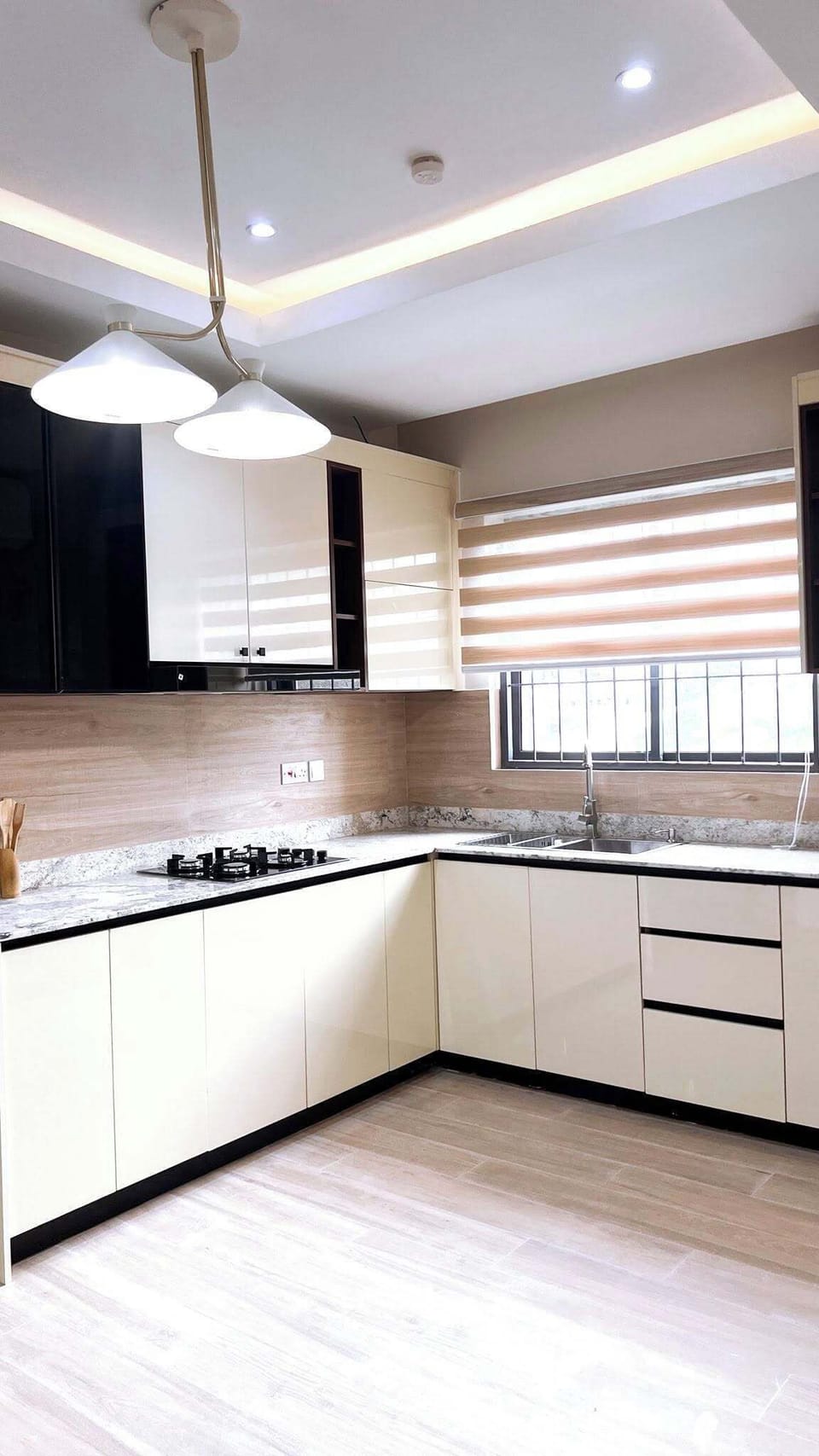 Family Apartment, Balcony, City View | Private kitchen | Fridge, microwave, oven, stovetop