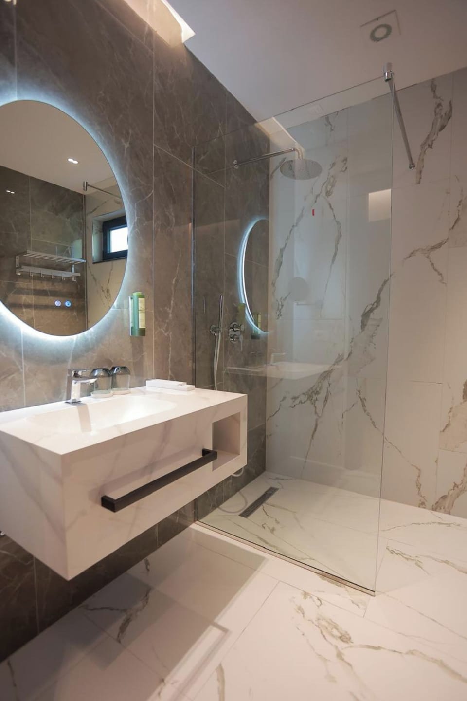 Superior Double Room | Bathroom | Shower, bidet, towels, soap