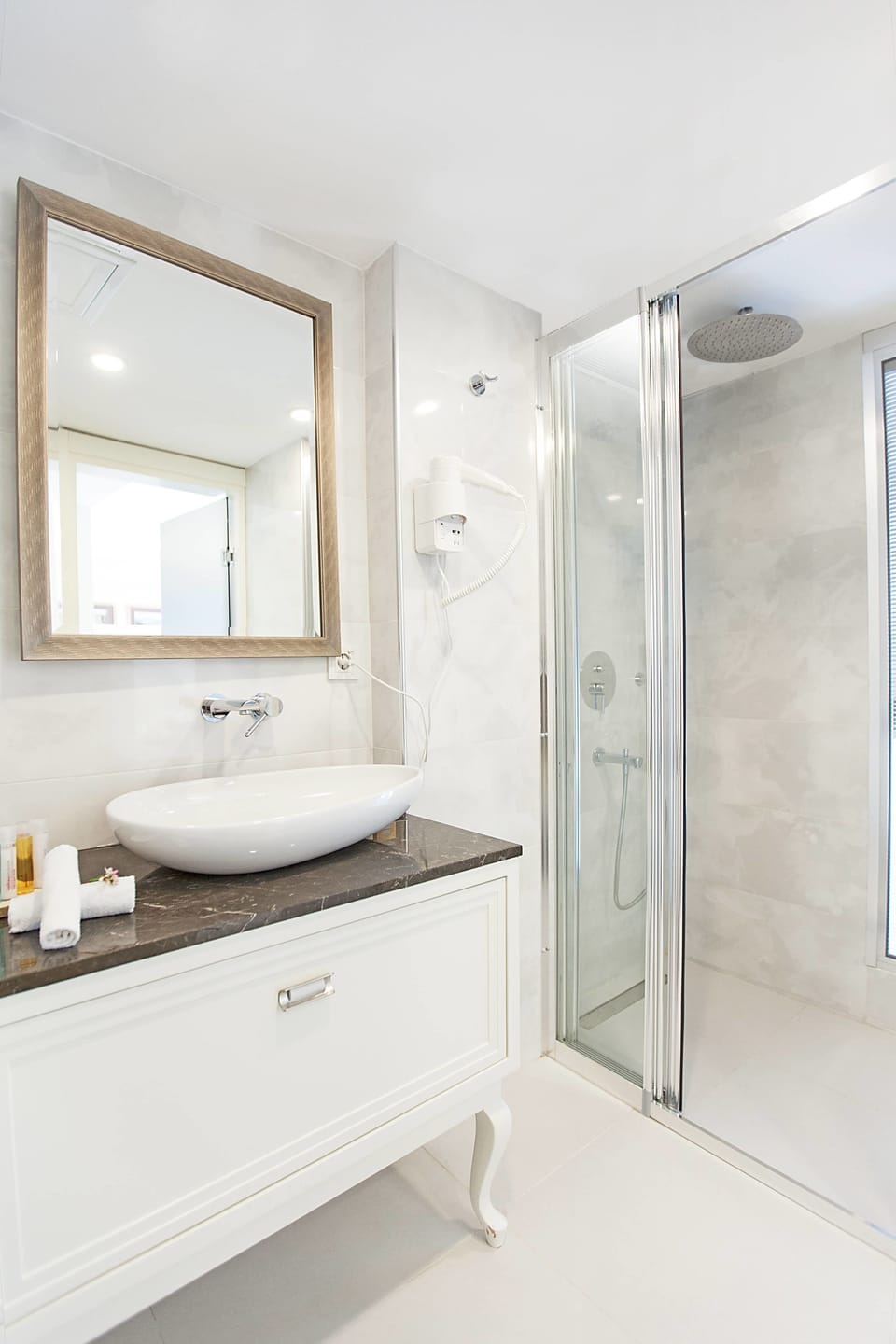 Shower, rainfall showerhead, free toiletries, hair dryer