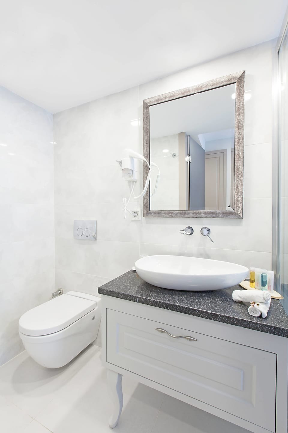 Shower, rainfall showerhead, free toiletries, hair dryer