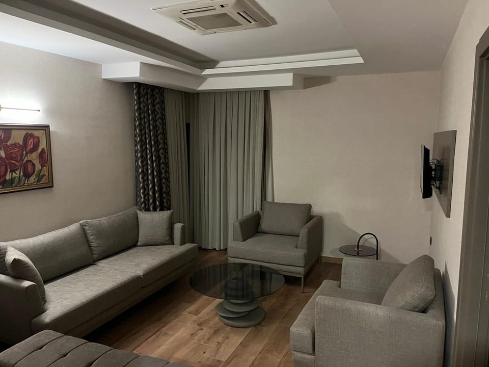 Standard Single Room, City View | Living area