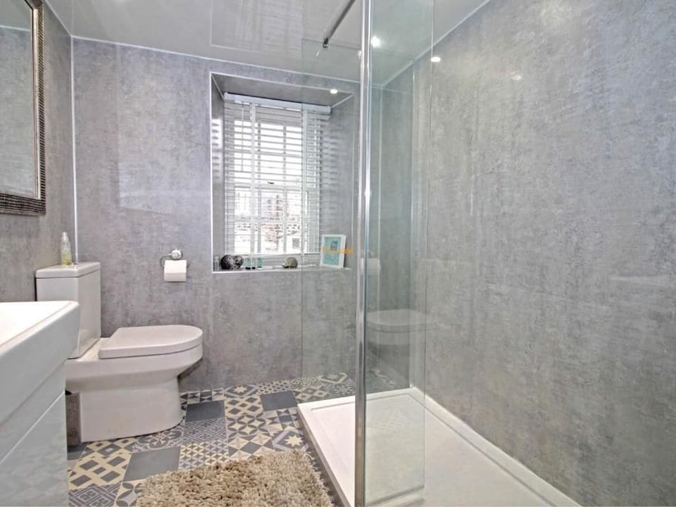 Family Suite, Courtyard View | Bathroom