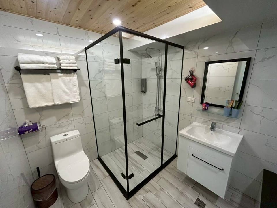 City Quadruple Room | Bathroom | Deep soaking tub, rainfall showerhead, hair dryer, towels